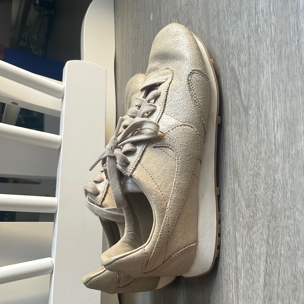 Nike tan shoes